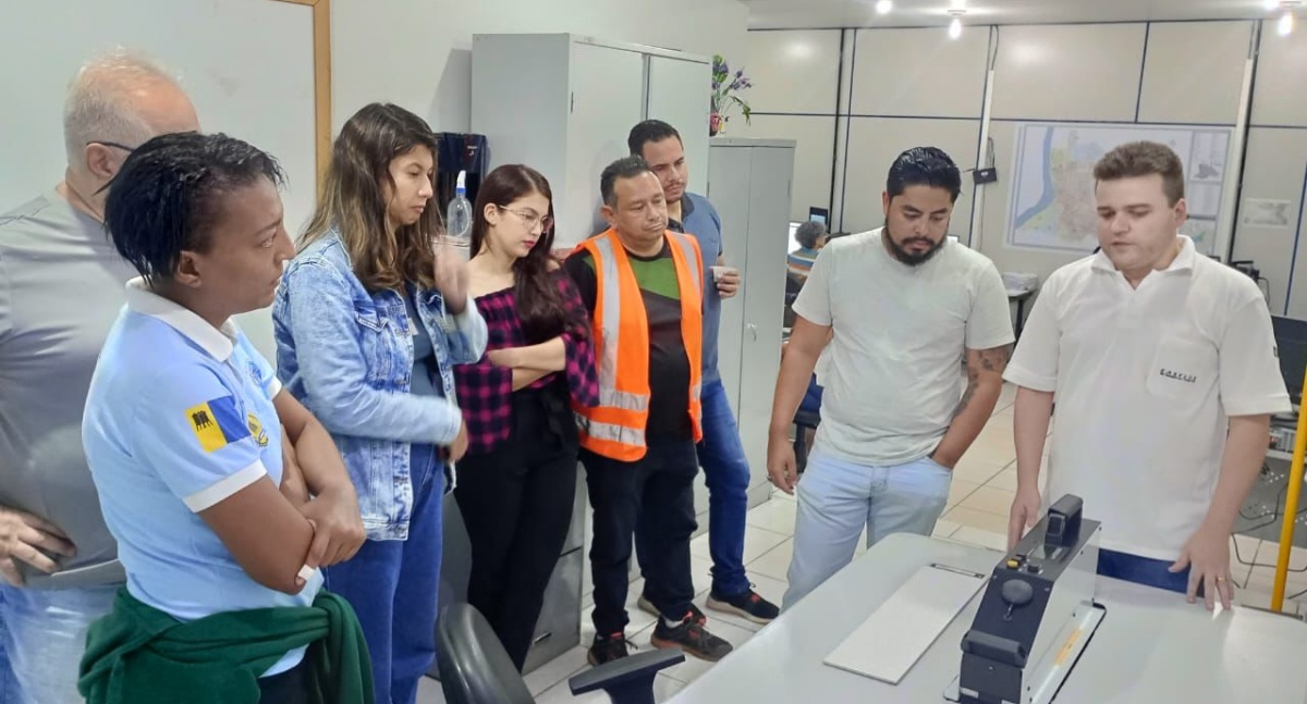 Equipes da Semtran fazem capacitação para operar equipamento que afere qualidade da sinalização