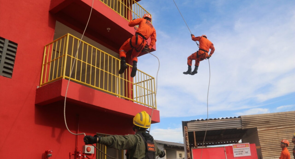 Governo do Estado entrega torre de salvamento ao Corpo de Bombeiros reforçando o treinamento de resgate em alturas