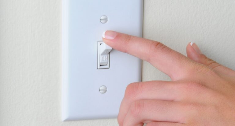 Consumidores podem economizar na conta de luz com medidas simples no dia a dia