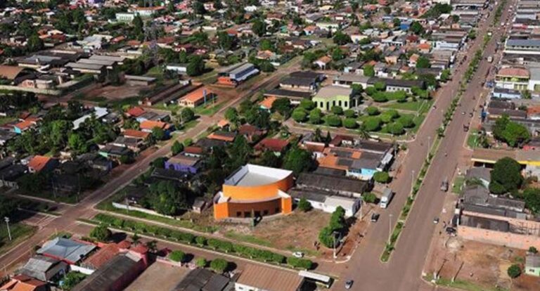 Cláudia de Jesus ressalta importância de concluir escola em Costa Marques