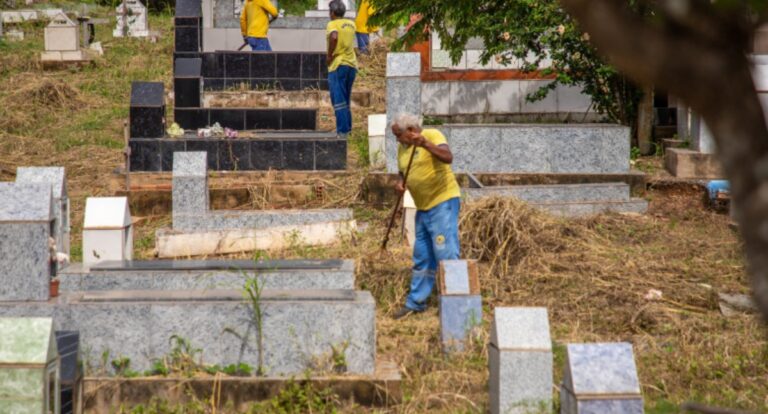 Prefeitura realiza mutirão de limpeza no cemitério Santo Antônio
