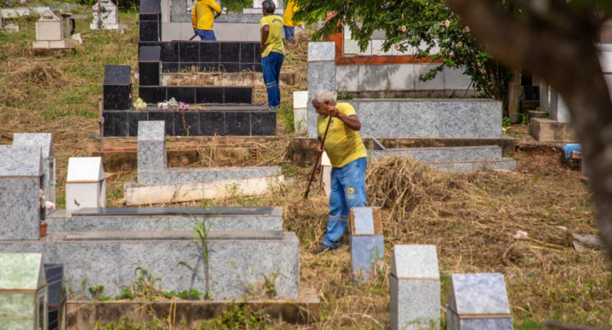 Prefeitura realiza mutirão de limpeza no cemitério Santo Antônio