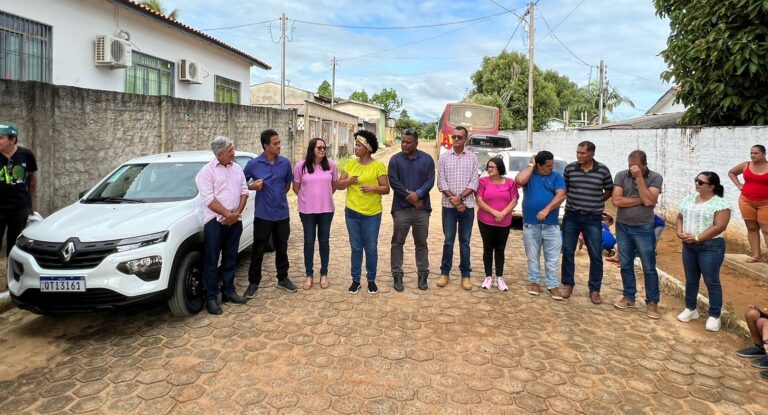 Deputada Sílvia Cristina faz a entrega de veículo para escola em distrito de Vale do Paraíso