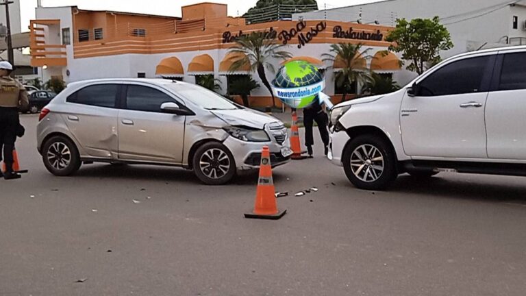 Colisão entre três veículos deixa motoboy lesionado no centro