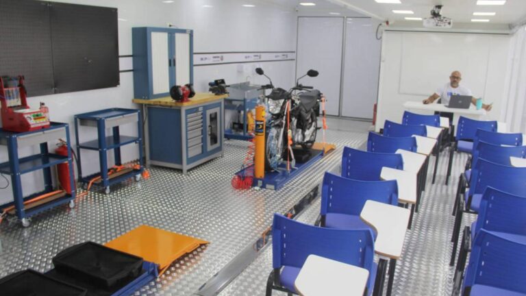 Governo de RO avança na educação profissional com a entrega de mais duas escolas móveis