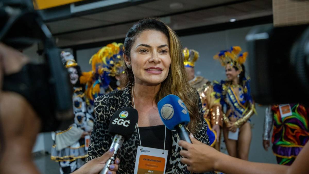Turistas são recebidos em clima de festa no aeroporto de Porto Velho
