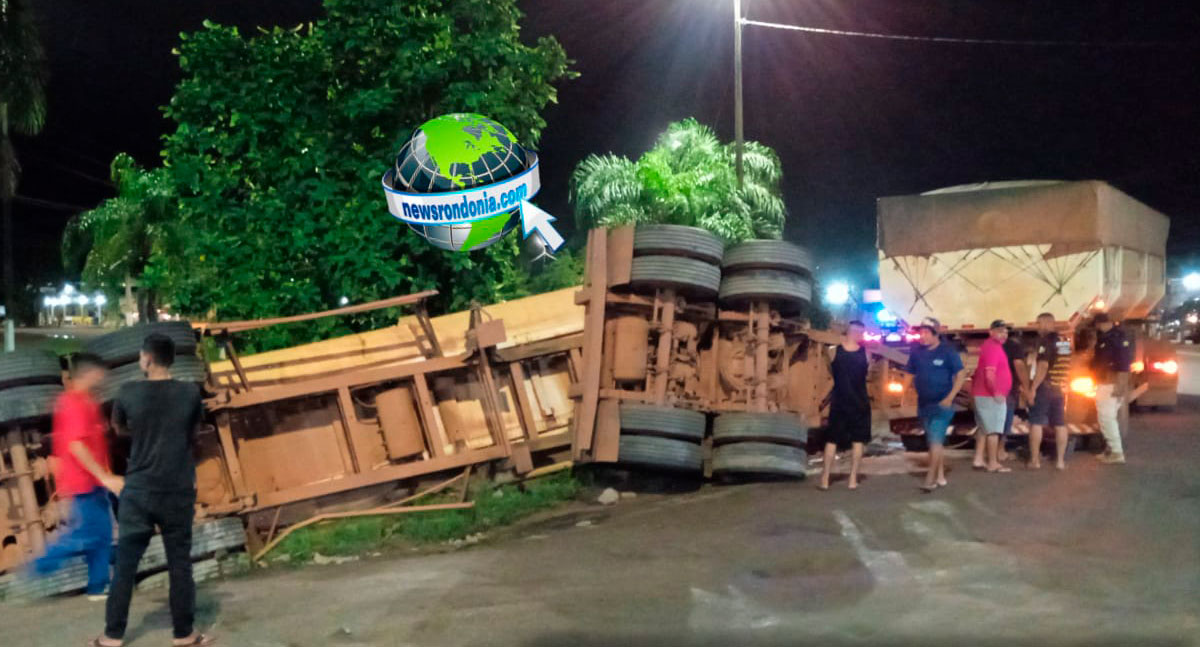 URGENTE: Carreta carregada de soja tomba em buraco durante retorno