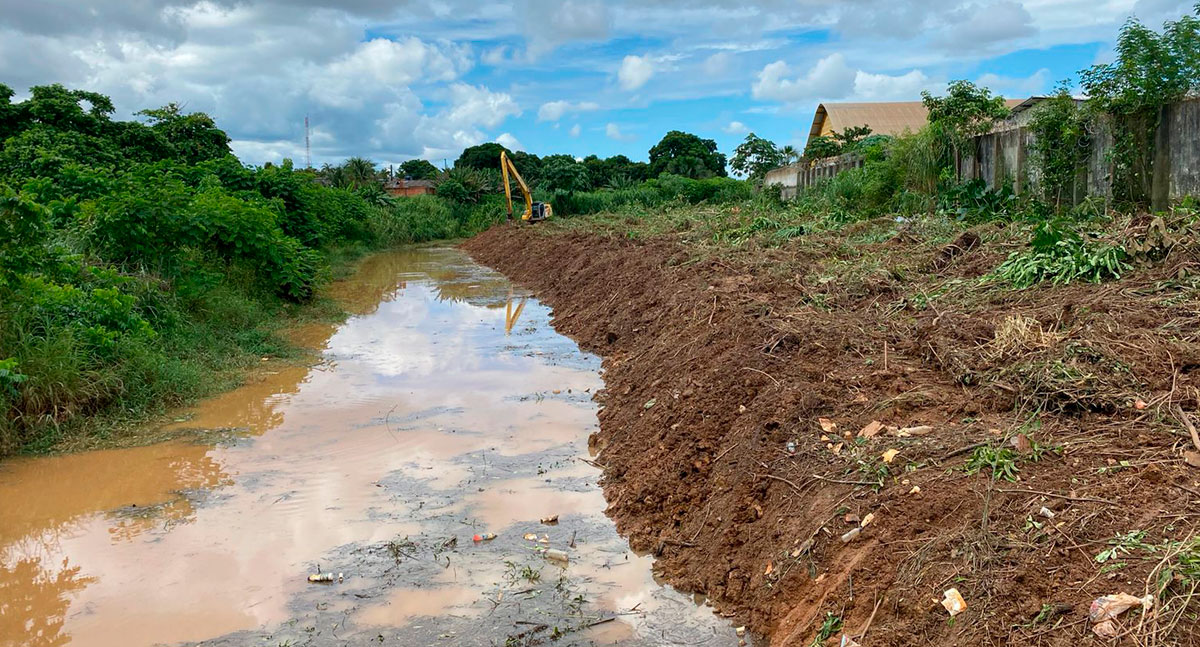 Semob realiza limpeza de canal na zona sul a pedido dovereador Edimilson Dourado