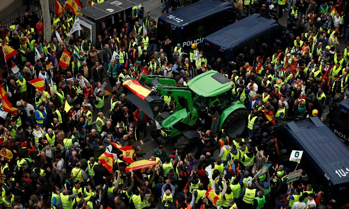 Com centenas de tratores, milhares de agricultores protestam em Madri