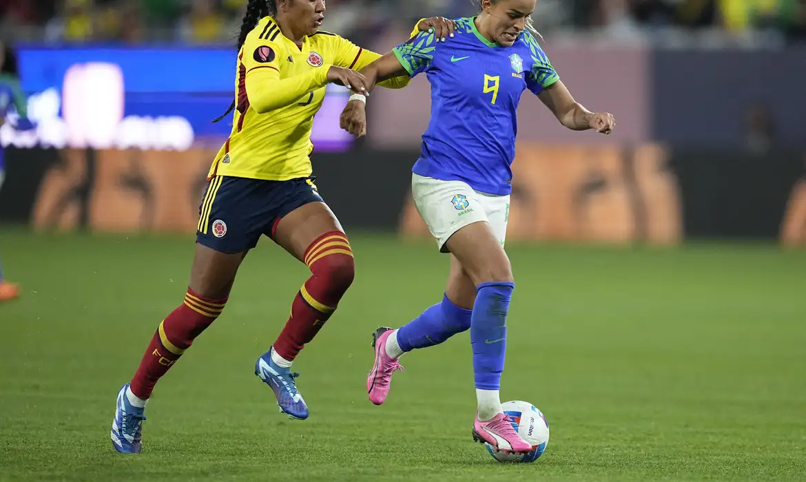 Seleção feminina de futebol vence e se classifica na Copa Ouro