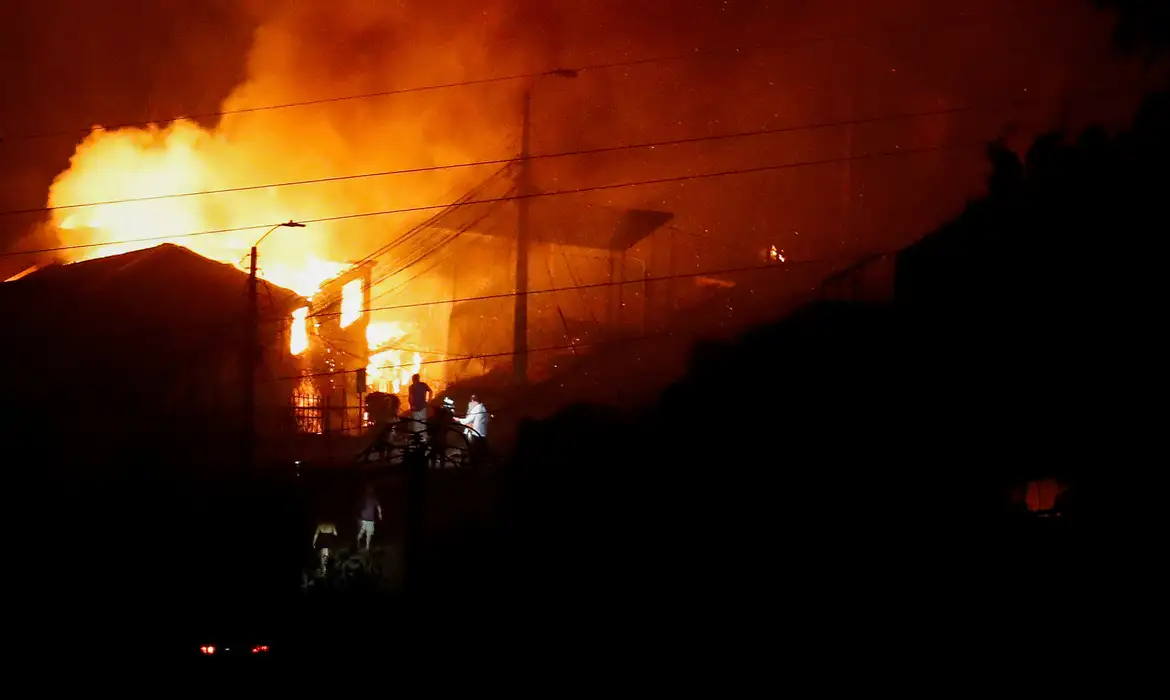 Passa de 100 número de mortos em incêndios no Chile