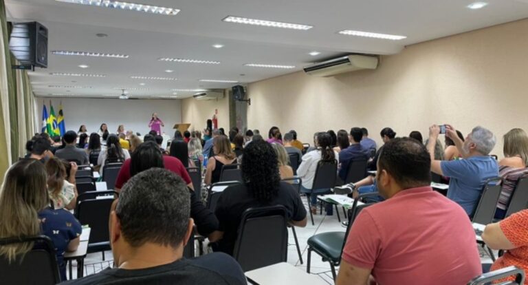 Prefeitura encerra campanha Janeiro Roxo com capacitação de servidores