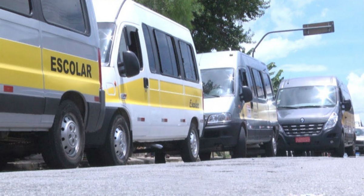 Semtran vistoria vans de transporte escolar e alerta para riscos do transporte clandestino