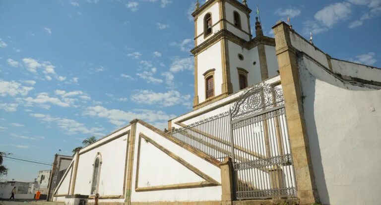 Pesquisadores criticam comparação de número de igrejas e escolas