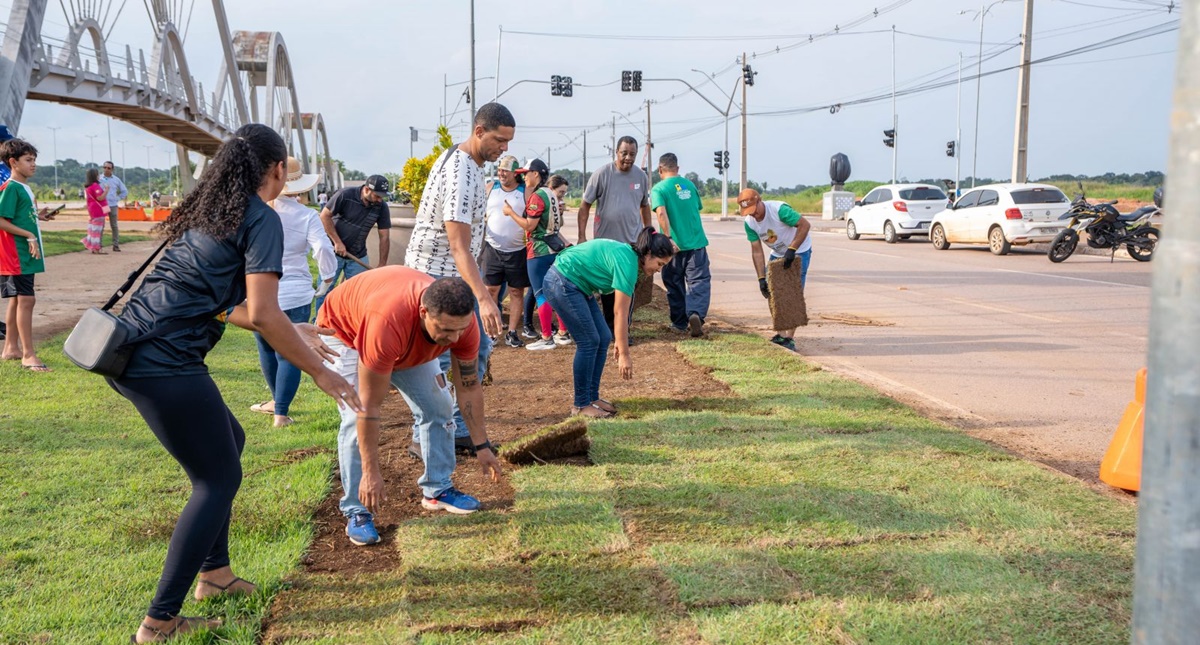 Prefeitura e parceiros instalam vasos gigantes com plantas ornamentais e realizam plantio de grama no Espaço Alternativo