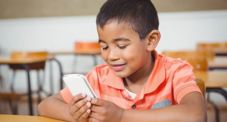 Prefeitura proíbe na escola o que já deveria vir de casa proibido pelos pais