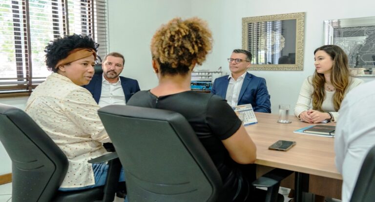 Deputada Sílvia Cristina defende ampliação dos serviços de reabilitação, durante reunião com prefeito da capital