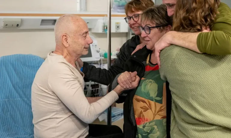 Israel liberta dois reféns; bombardeios em Gaza deixaram 67 mortos