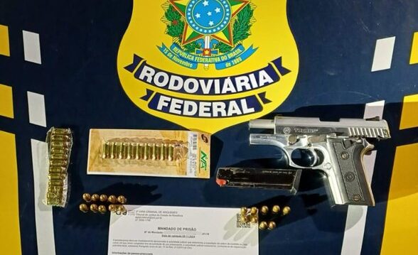 Em Porto Velho, PRF apreende uma arma de fogo com homem foragido da justiça