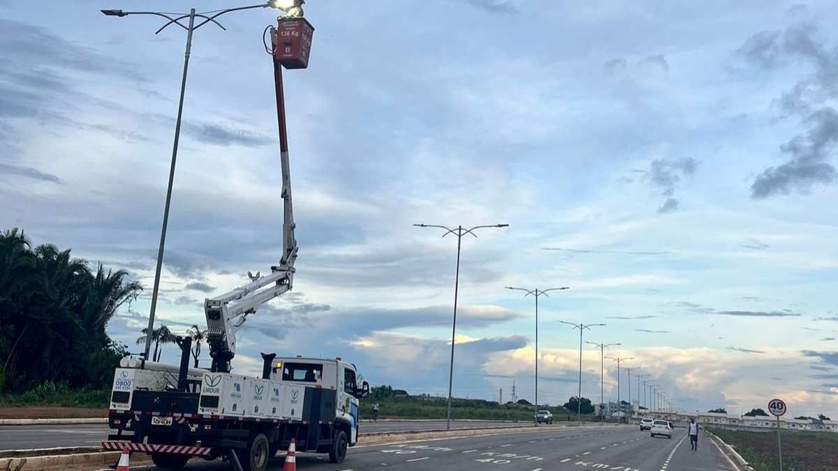 Emdur recupera iluminação da Santos Dumont após curto circuito - News Rondônia