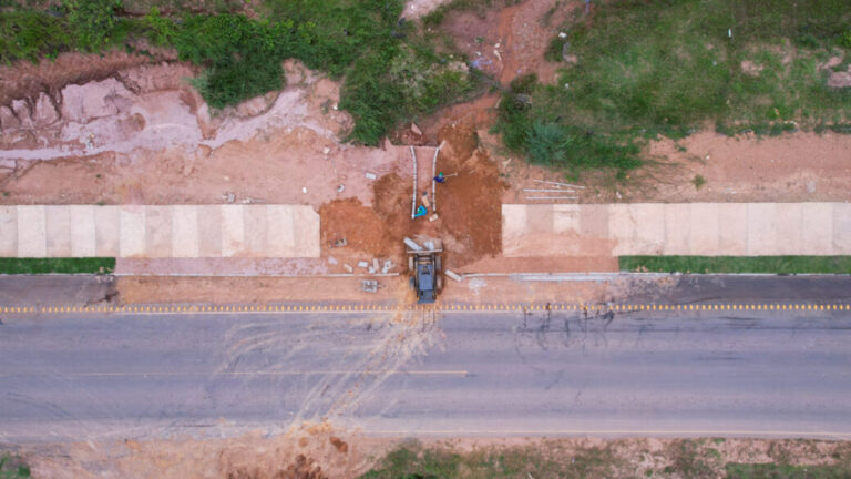 Obras de construção da pista de caminhada em Theobroma seguem em fase final - News Rondônia