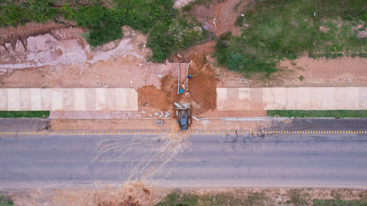 Obras de construção da pista de caminhada em Theobroma seguem em fase final - News Rondônia