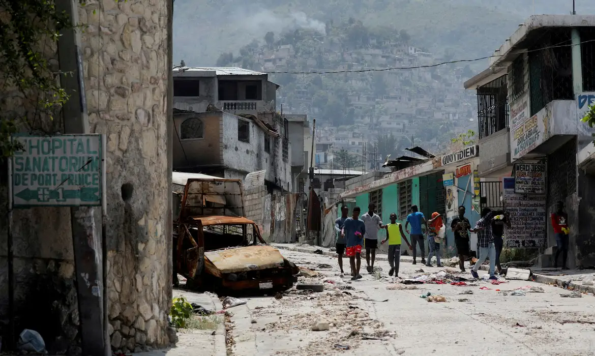Haiti: líder de gangue morre; formação de conselho de transição segue