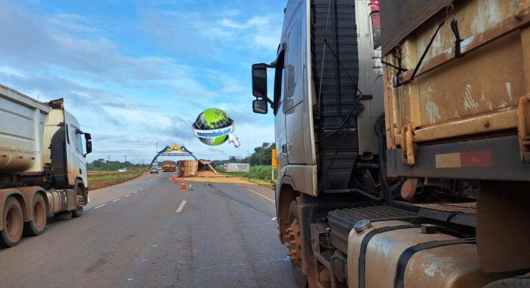Carreta carregada com soja tomba e interdita rodovia em Porto Velho