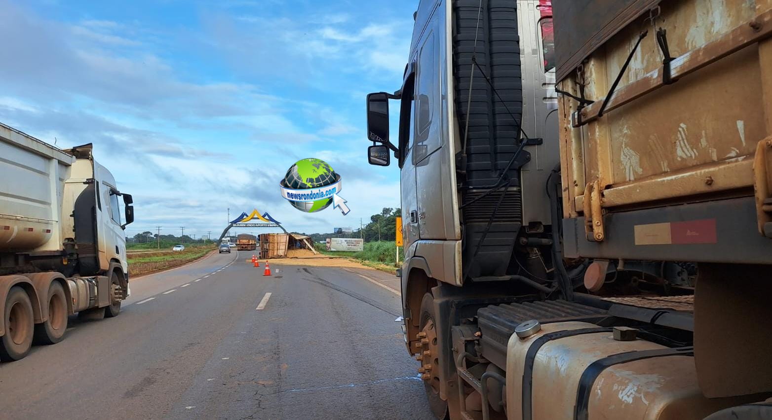Carreta carregada com soja tomba e interdita rodovia em Porto Velho