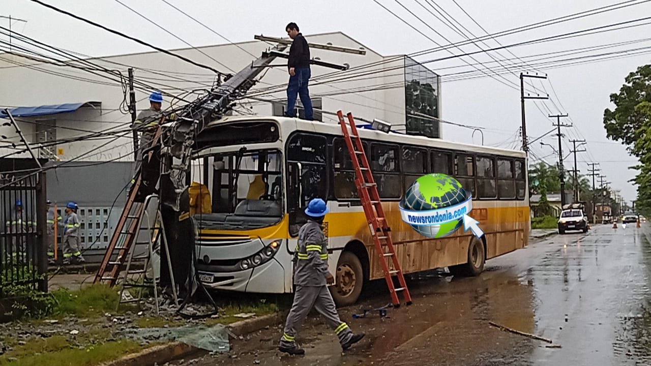 Ônibus destrói poste em acidente na Avenida Imigrantes