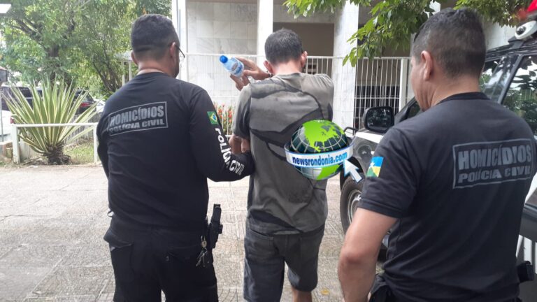 Ex-militar do exército diz a PC que travesti entrou sem permissão no carroEx-militar do exército diz a PC que travesti entrou sem permissão no carro