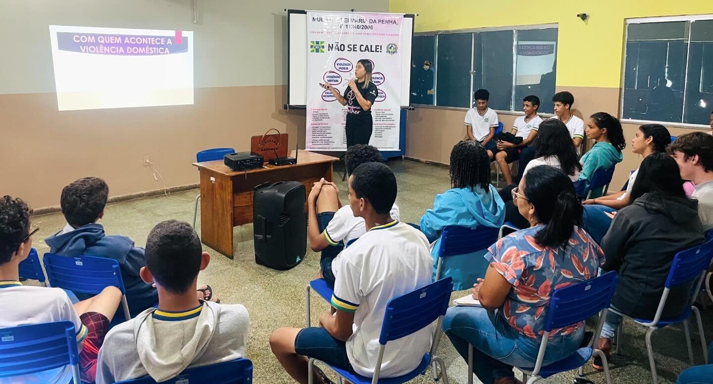Rolim de Moura- Juliana Nonato, vereadora e procuradora da mulher, é convidada para palestrar sobre a lei Maria da Penha na escola
