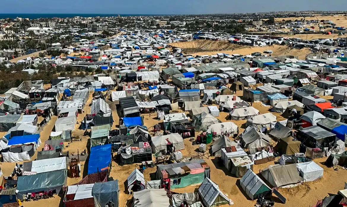 Israel mata dezenas em ataques em Gaza e cerca dois hospitais