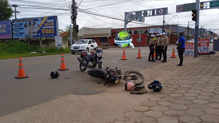 Colisão entre motos deixa passageira gestante ferida na zona leste