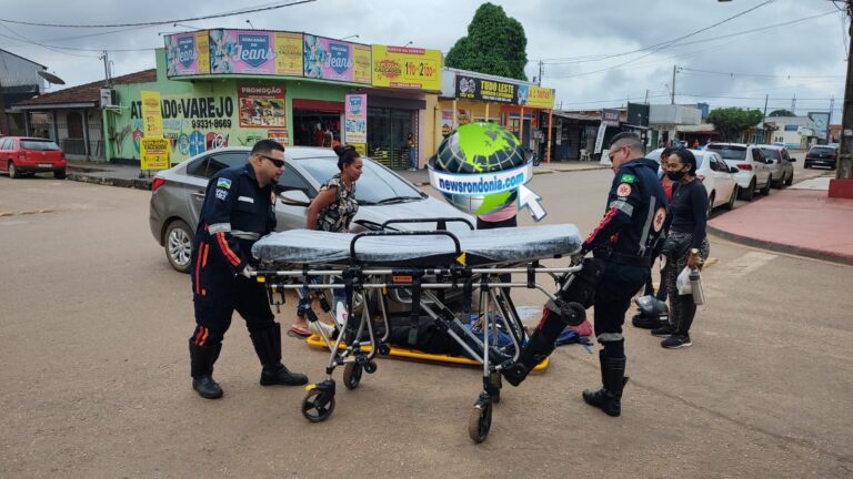 Carro avança preferencial e causa acidente com moto na zona leste