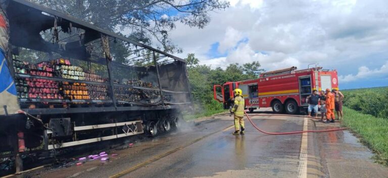 Bombeiros são acionados para conter incêndio em caminhão na BR-364, próximo a Vilhena