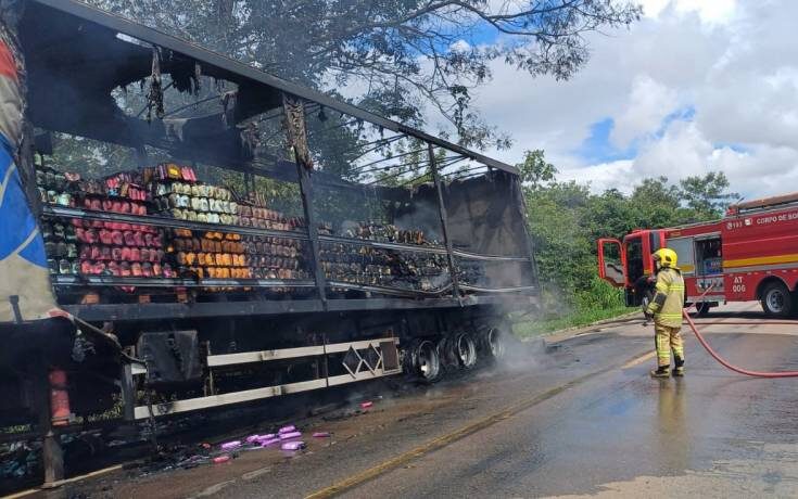 Bombeiros são acionados para conter incêndio em caminhão na BR-364, próximo a Vilhena