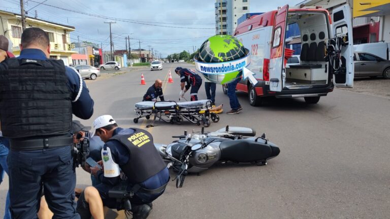 URGENTE: Motorista de carro elétrico faz conversão proibida e causa grave acidente com casal em moto