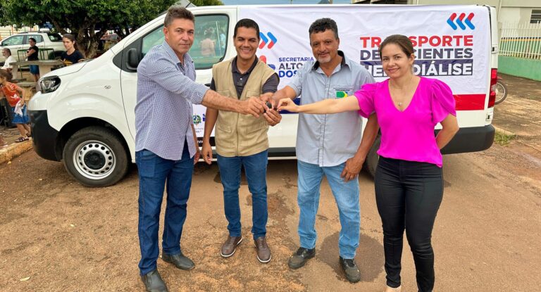 Deputado Cássio Gois entrega van de 230 mil reais para transporte de pacientes em Alto Alegre dos Parecis