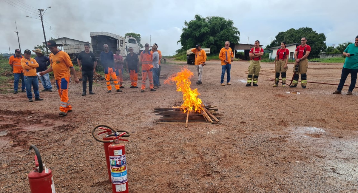 Servidores do DER recebem capacitação para utilização de extintores de incêndios