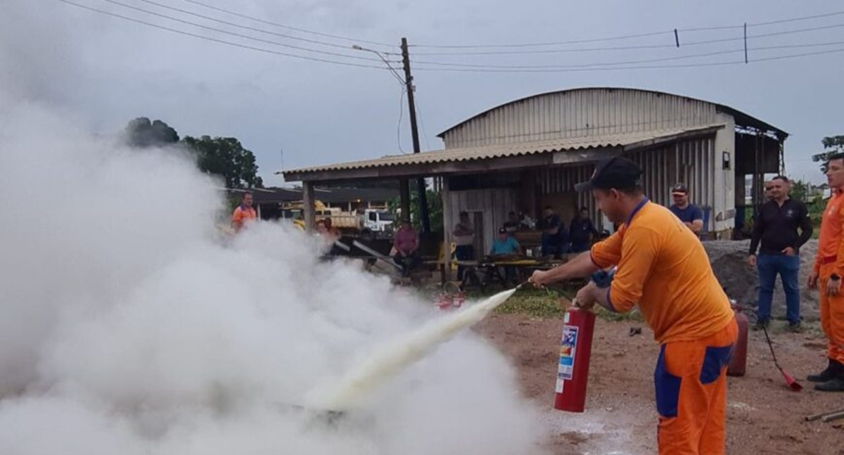 Servidores do DER recebem capacitação para utilização de extintores de incêndios - News Rondônia Servidores do DER recebem capacitação para utilização de extintores de incêndios