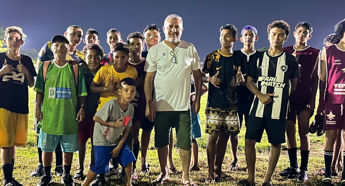Vereador Everaldo Fogaça prestigia estreia da iluminação de campo de futebol com refletores de Led de 1000 volts