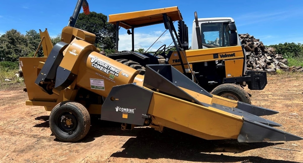 Cláudia de Jesus entrega colhedora de milho em São Miguel do Guaporé