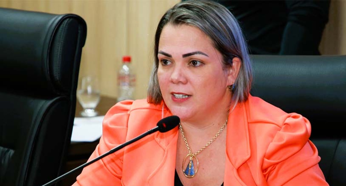 Deputada Cláudia de Jesus intervém em favor dos professores de Rondônia