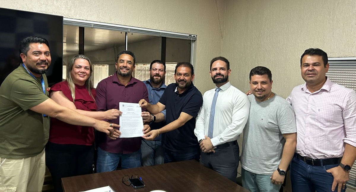 Cláudia de Jesus participa da assinatura do contrato que garante cirurgias para Ji-Paraná