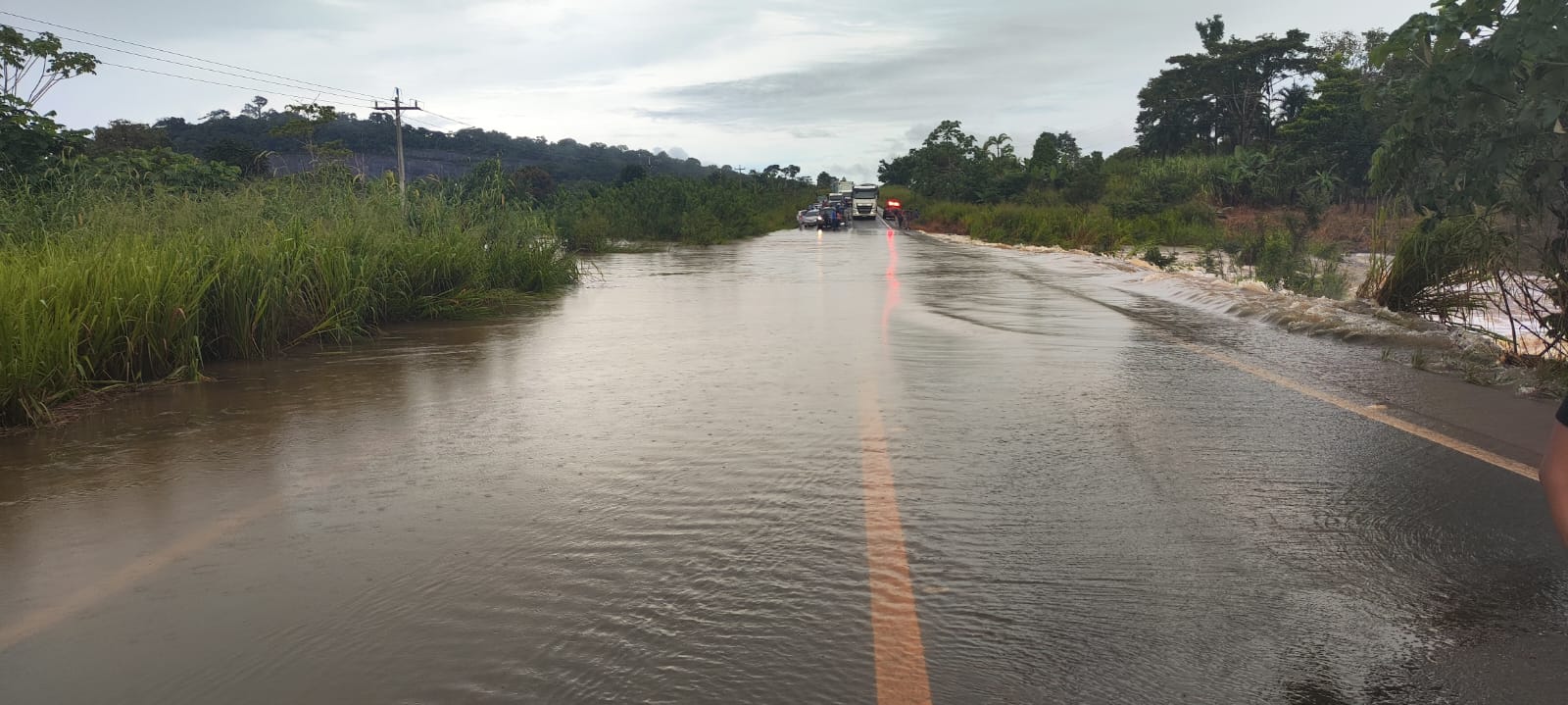 Alagamento interdita BR entre Ariquemes e Jaru em Rondônia