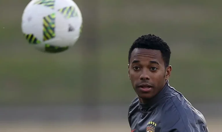 Defesa de Robinho entra com HC no Supremo contra prisão por estupro