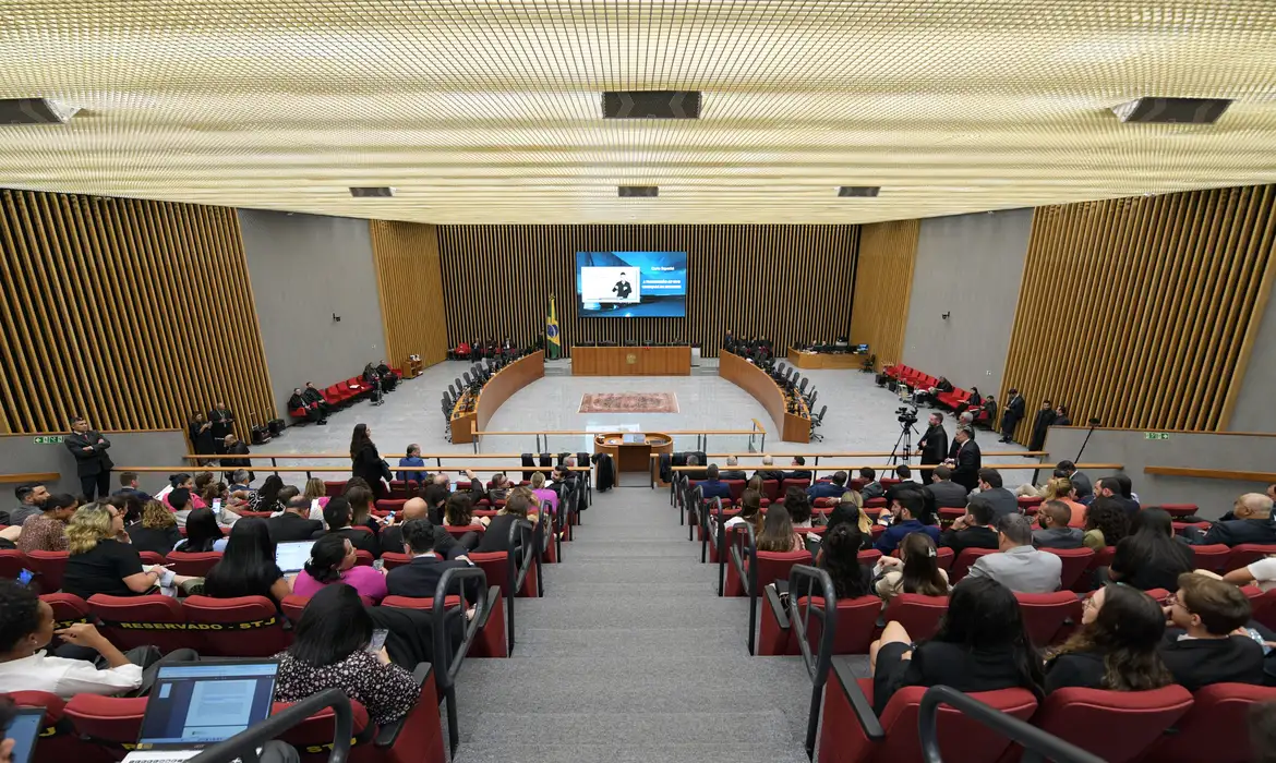 CNJ pede explicações sobre norma que proíbe uso de cropped no STJ