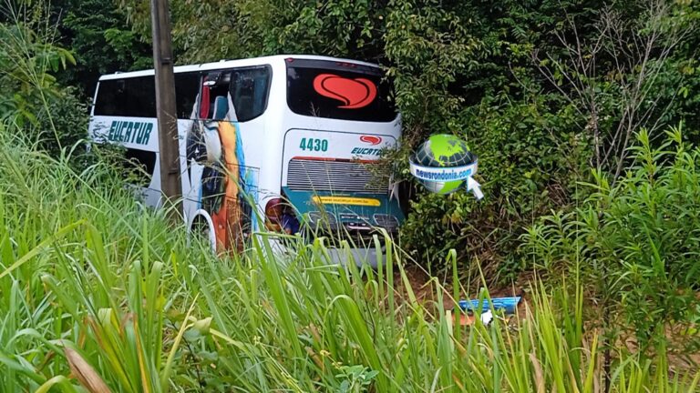 URGENTE: Ônibus cai em igarapé com vários passageiros na BR-319