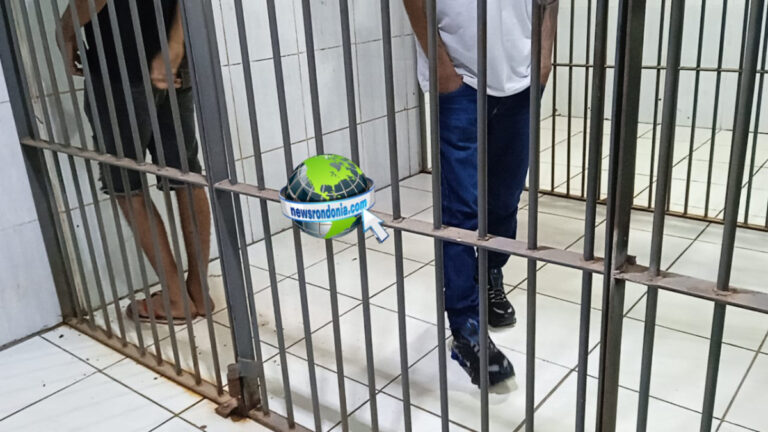 Apenado e passageiro são presos com moto adulterada após furar sinal vermelho - News Rondônia